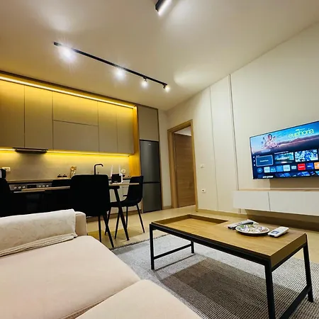 Apartament Elegant 2br With Garden & Outdoor Space Tirana