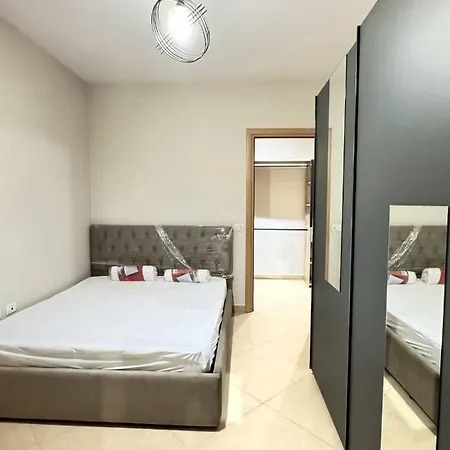 Apartament Elegant 2br With Garden & Outdoor Space