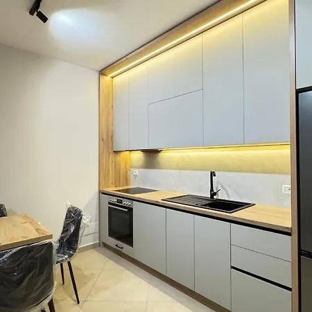 Elegant 2br With Garden & Outdoor Space Apartament Tirana
